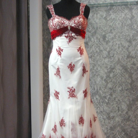 Mia Solano Dresses & Skirts - Mia Solano Ivory/Red wedding gown, size 14, NWT